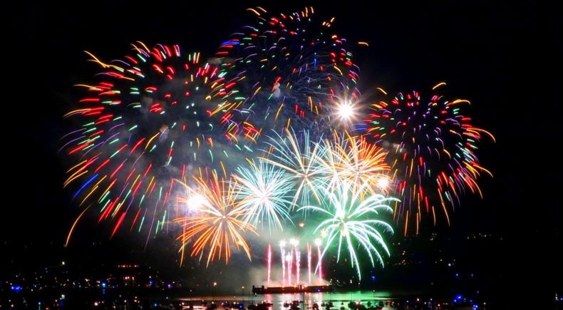 https://upload.wikimedia.org/wikipedia/commons/a/a5/Canada%27s_fireworks_at_the_2013_Celebration_of_Light_in_Vancouver%2C_BC.jpg